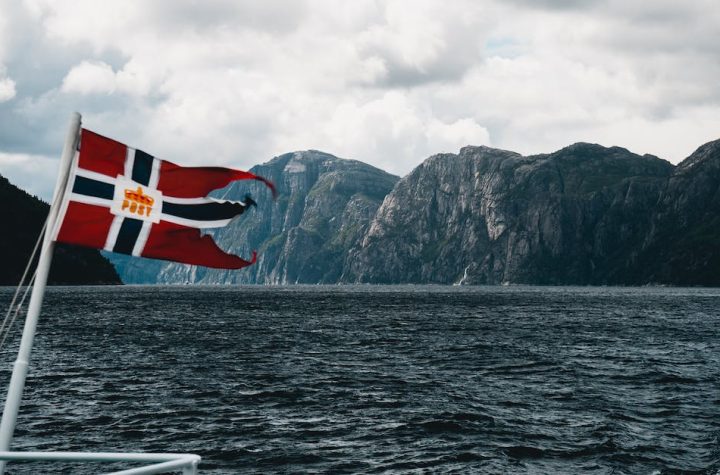 red-and-blue-flag-on-boat-2