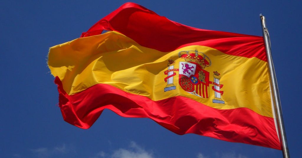 spain-flag-in-pole