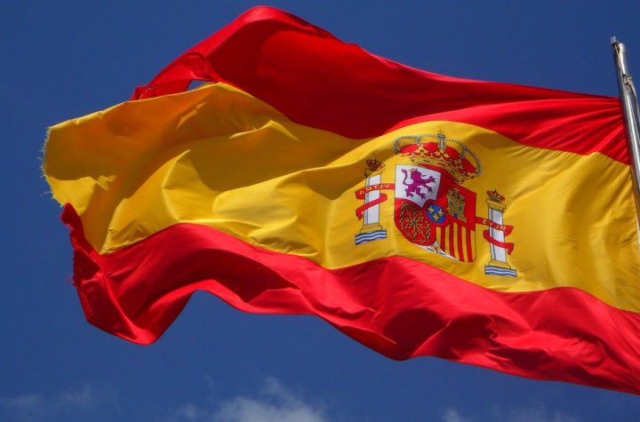 spain-flag-in-pole