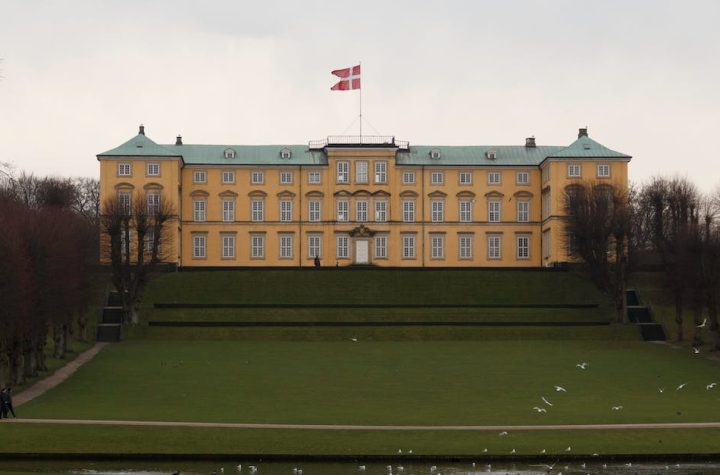white-birds-flying-in-front-of-frederiksberg-palace